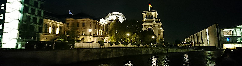 Blick auf den Reichstag bei unserer Schifffahrt während des Berliner Lichterfestes