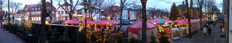 Der Weihnachtsmarkt auf dem Marktplatz von Burg auf Fehmarn