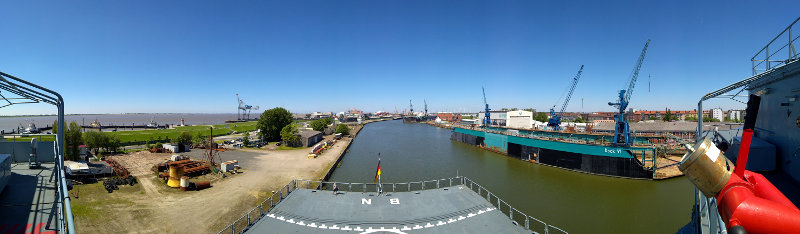 Blick über das Heck des Einsatzgruppenversorgers Bonn auf den Hafen von Bremerhaven