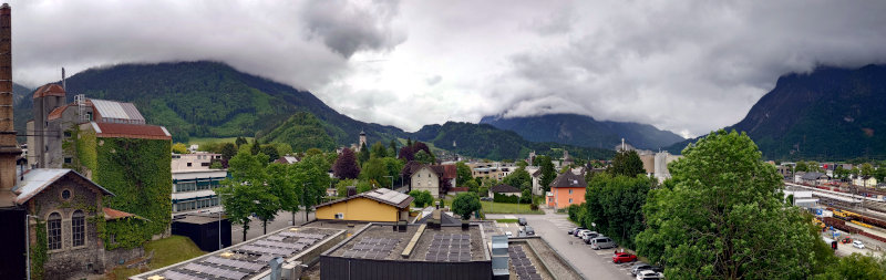 Blick von der Dachterrasse unseres Hotels auf Bludenz
