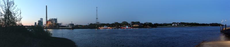 Die Weser am Fähranleger Berne in der Abenddämmerung
