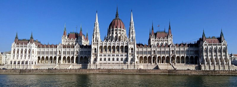 Blick von der Donau auf das Parlament
