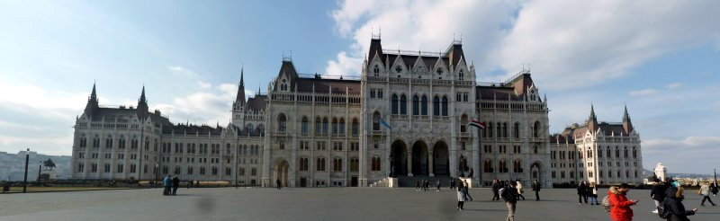 Blick auf das Parlament vom Kossuth Lajos tér