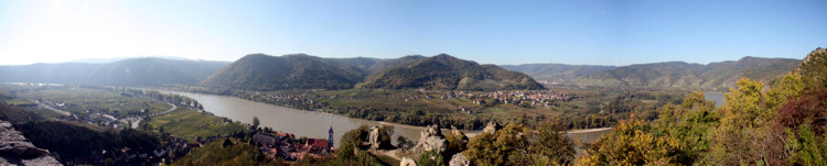 Blick von der Burgruine Dürnstein in der Wachau auf die Donau