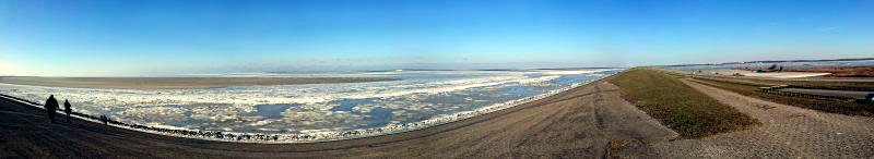 Blick auf die Nordsee (links) und das Lauwersmeer (rechts)