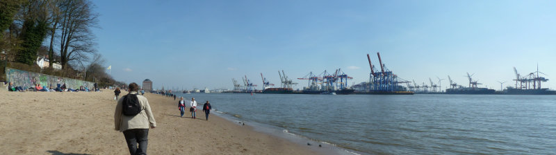 Auf dem Strand an der Elbe mit Blick zum Hamburger Hafen