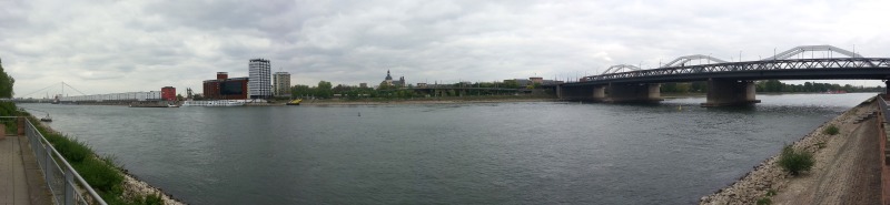 Ludwigshafen: Blick auf den Rhein