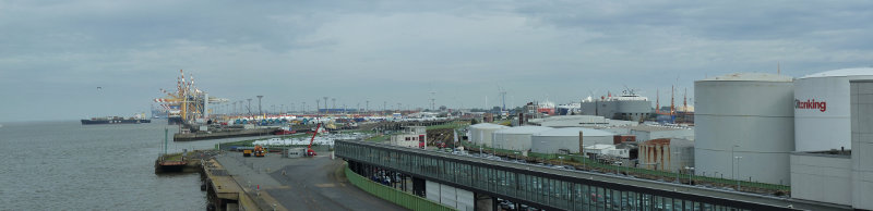 Blick von der MS Deutschland auf den Hafen von Bremerhaven