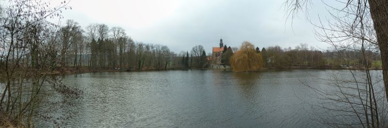 Blick über den Teich auf das Kloster Marienrode