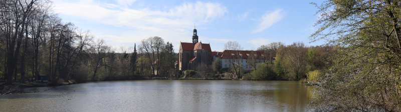 Blick über den See auf das Kloster Marienrode