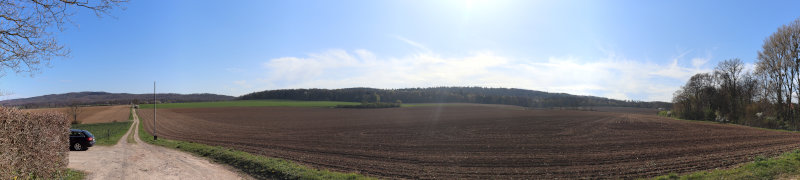 Blick über die Felder vor der Mühle