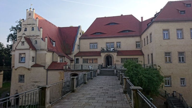 Nach problemloser Anreise stehen wir vor dem Schloss Schleinitz.