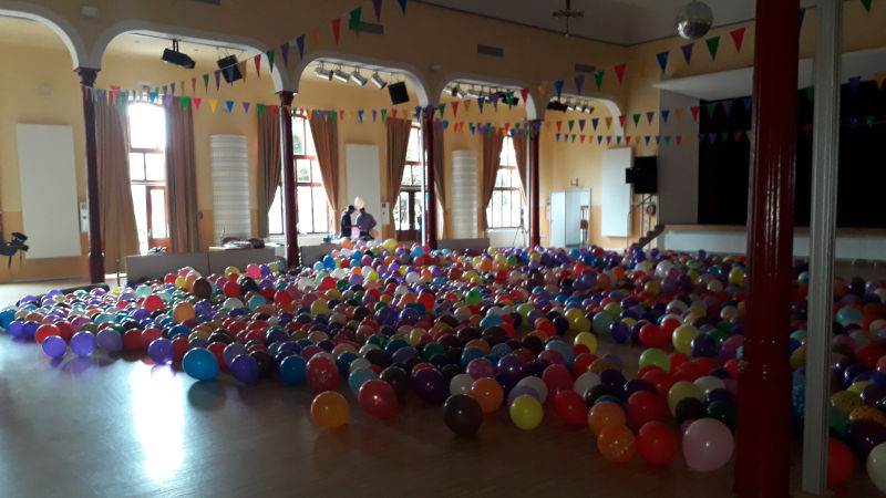 Eine Halle voller Luftballons.