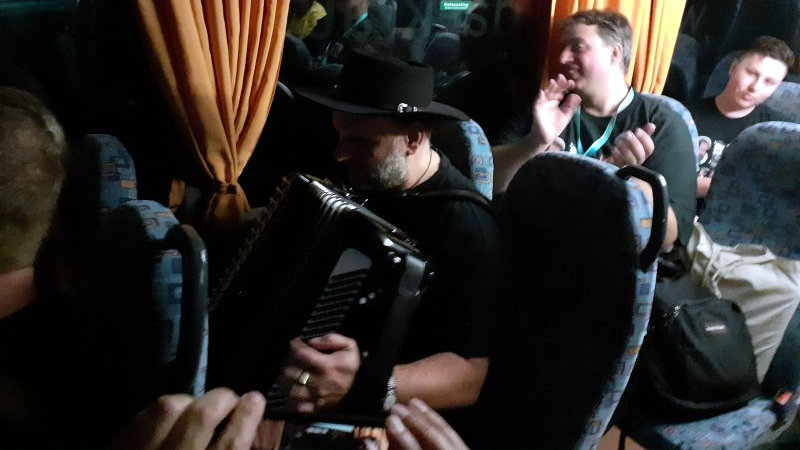 Wir sitzen im letzten Shuttlebus nach Riesa. Jorgo hat noch einmal sein Akkordeon ausgepackt und spielt ein paar Lieder.