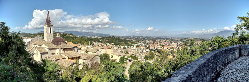 Blick vom Giro della Rocca auf Spoleto
