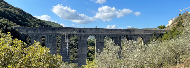 Blick auf den Ponte delle Torri (dt.: Brücke der Türme)