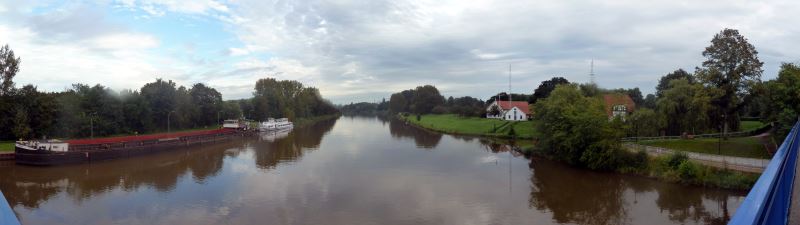 Blick von der Alten Weserbrücke in Nienburg auf die Weser