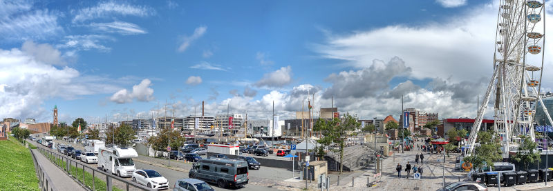 Blick vom Deich auf den neuen Hafen von Bremerhaven
