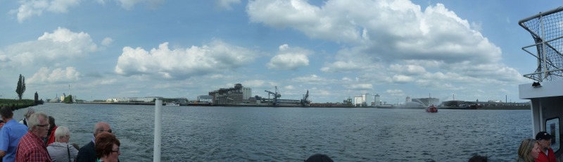 Blick vom Anleger am Molenturm in Richtung Waterfront, Pier 2 und der Einfahrt in den Holzhafen