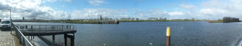 Blick vom Pier 2 auf die Weser und den eingerüsteten Molenturm